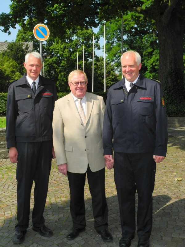 Zum Gedankenaustausch ber die Arbeit der Feuerwehr im Kreis Warendorf trafen sich (v.l.): Heinrich Otte, Reinhold Sendker und Heinz-Jrgen Gottmann