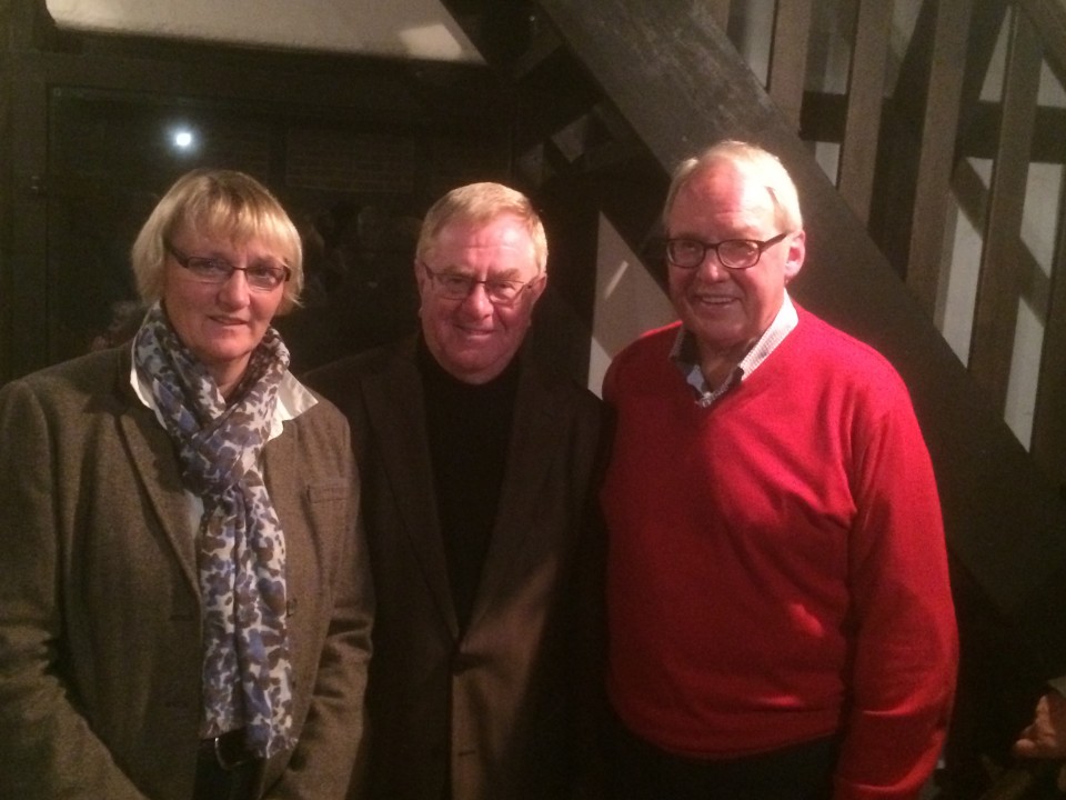 Reinhold Sendker mit den Jubilaren Christiane Wrdemann und Manfred Mnig.