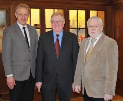 Bürgermeister Dr. Karl-Uwe Strothmann (links) mit Reinhold Sendker MdB und Rudolf Goriss (rechts) - Bürgermeister Dr. Karl-Uwe Strothmann (links) mit Reinhold Sendker MdB und Rudolf Goriss (rechts)