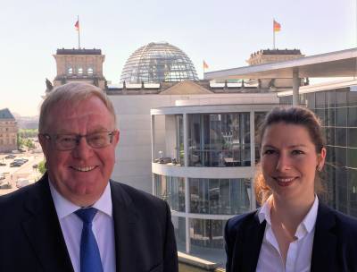 Reinhold Sendker und Anna-Sophie Röller vor dem Berliner Reichstag - Reinhold Sendker und Anna-Sophie Röller vor dem Berliner Reichstag