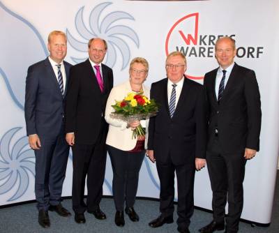  Zum erneuten Gewinn des Direktmandats für den Bundestag im Wahlkreis 130 (Kreis Warendorf) nahm Reinhold Sendker (2.v.r.) die Glückwünsche seiner Ehefrau Elisabeth, von Landrat Dr. Olaf Gericke (2.v.l.) sowie der beiden Landtagsabgeordneten Henning Rehbaum (l.) und Daniel Hagemeier (1.v.r.) entgegen. -  Zum erneuten Gewinn des Direktmandats für den Bundestag im Wahlkreis 130 (Kreis Warendorf) nahm Reinhold Sendker (2.v.r.) die Glückwünsche seiner Ehefrau Elisabeth, von Landrat Dr. Olaf Gericke (2.v.l.) sowie der beiden Landtagsabgeordneten Henning Rehbaum (l.) und Daniel Hagemeier (1.v.r.) entgegen.