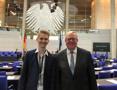 Reinhold Sendker und Adrian Grimpe im Plenarsaal des Reichstages. - Reinhold Sendker und Adrian Grimpe im Plenarsaal des Reichstages.