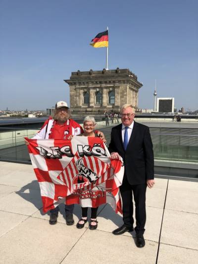 Reinhold Sendker mit Astrid und Sigried Darga auf dem Dach des Reichstages. - Reinhold Sendker mit Astrid und Sigried Darga auf dem Dach des Reichstages.