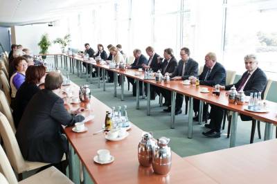 Bundeskanzlerin Merkel mit der Arbeitnehmergruppe der CDU/CSU-Fraktion. Foto: Bundesregierung. - Bundeskanzlerin Merkel mit der Arbeitnehmergruppe der CDU/CSU-Fraktion. Foto: Bundesregierung.