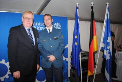 Reinhold Sendker und Mario Raab im Zelt des THW vor dem Reichstag. - Reinhold Sendker und Mario Raab im Zelt des THW vor dem Reichstag.