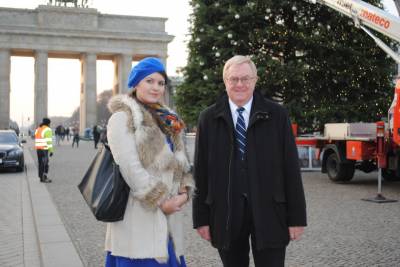 Reinhold Sendker und Agnieszka Brzezicka vor dem Brandenburger Tor. - Reinhold Sendker und Agnieszka Brzezicka vor dem Brandenburger Tor.