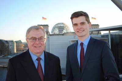 Reinhold Sendker und Frederik Büscher vor dem Berliner Reichstag. - Reinhold Sendker und Frederik Büscher vor dem Berliner Reichstag.