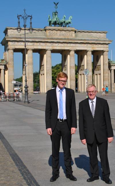 Reinhold Sendker und Sebastian Tigges auf dem Pariser Platz vor dem Brandenburger Tor. - Reinhold Sendker und Sebastian Tigges auf dem Pariser Platz vor dem Brandenburger Tor.