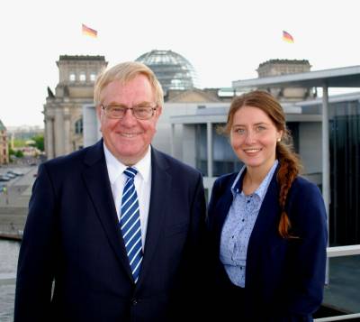 Reinhold Sendker mit Anita Klobertanz vor dem Deutschen Bundestag. - Reinhold Sendker mit Anita Klobertanz vor dem Deutschen Bundestag.