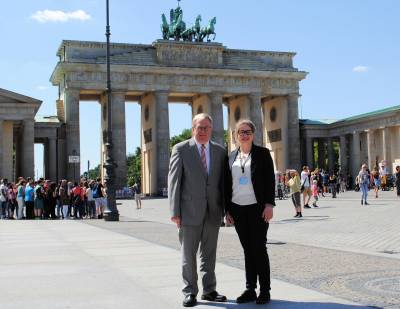 Reinhold Sendker und Anja Horstmann vor dem Brandenburger Tor. - Reinhold Sendker und Anja Horstmann vor dem Brandenburger Tor.