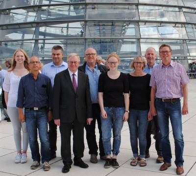 Reinhold Sendker mit den Gästen aus Freckenhorst auf dem Dach des Reichstages. - Reinhold Sendker mit den Gästen aus Freckenhorst auf dem Dach des Reichstages.