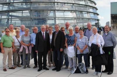 Reinhold Sendker mit den Gästen aus dem Kreis Warendorf vor der Reichstagskuppel. - Reinhold Sendker mit den Gästen aus dem Kreis Warendorf vor der Reichstagskuppel.