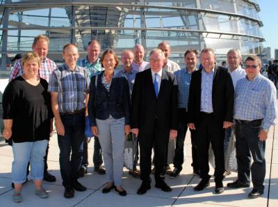Die Mitglieder der CDU-Ostbevern mit Reinhold Sendker auf der Dachterasse des Reichstages. - Die Mitglieder der CDU-Ostbevern mit Reinhold Sendker auf der Dachterasse des Reichstages.