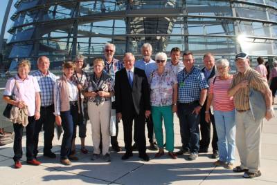 Reinhold Sendker mit den Gästen aus dem Kreis Warendorf auf der Dachterrasse des Reichstages. - Reinhold Sendker mit den Gästen aus dem Kreis Warendorf auf der Dachterrasse des Reichstages.