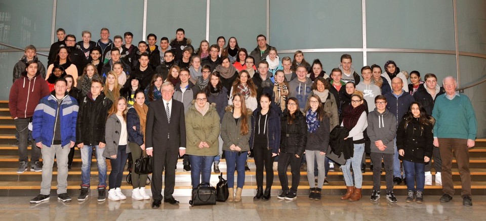 MdB Reinhold Sendker mit Schülern und Lehrern der Anne-Frank-Schule Ennigerloh