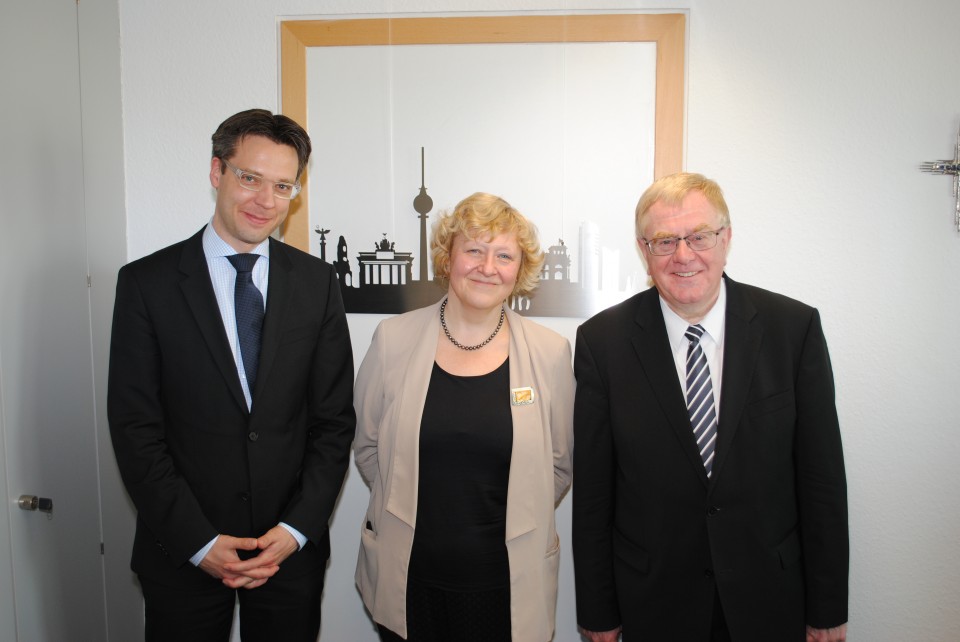 (v.l.): Dr. Michael Robert (Mitarbeiter der CDU/CSU-Fraktion), Botschafterin Dr. Tael und Reinhold Sendker MdB im Berliner Abgeordnetenbüro.