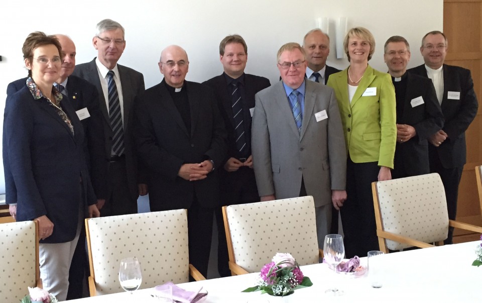 Die Münsterländer Bundestagsabgeordneten mit Bischof Felix Genn und weiteren Vertretern des Bistums Münster
