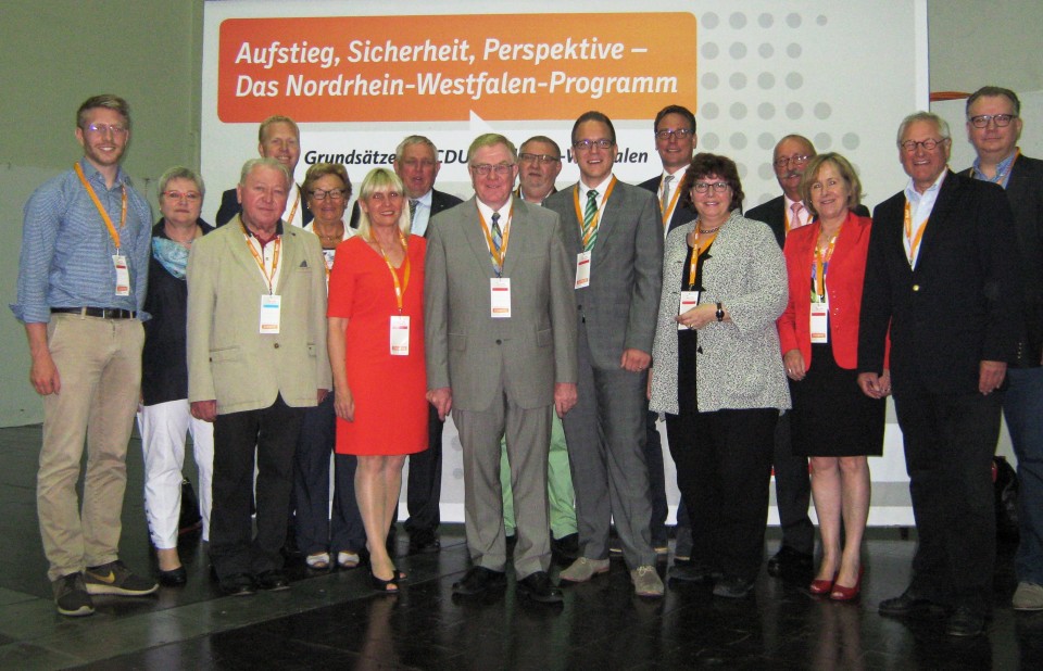 Die Delegietren des Landesparteitages mit CDU-Bezirkschef Laumann in Essen.
