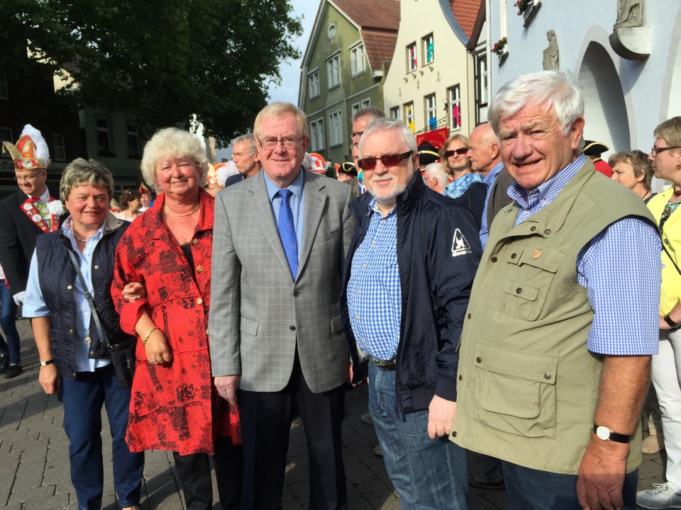 Reinhold Sendker mit der stellv. Bürgermeisterin Resi Gerwin (zweite von links) auf dem Beckumer Marktplatz.