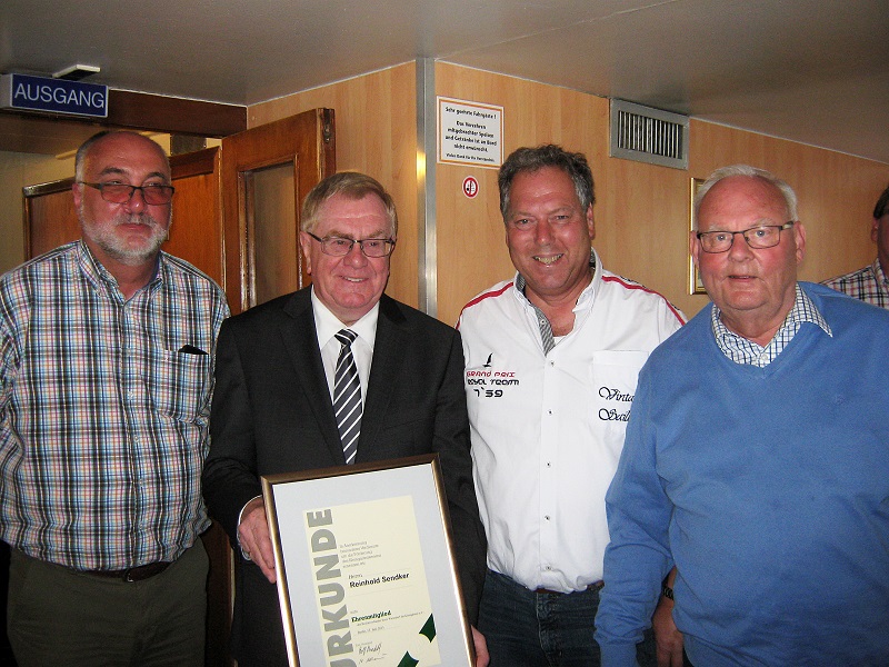 Das Foto zeigt von links Peter Vogt (Schriftführer), Ehrenmitglied Reinhold Sendker MdB, Rolf Rosendahl (Vorsitzender) und Norbert Klunkelvoth (Geschäftsführer)