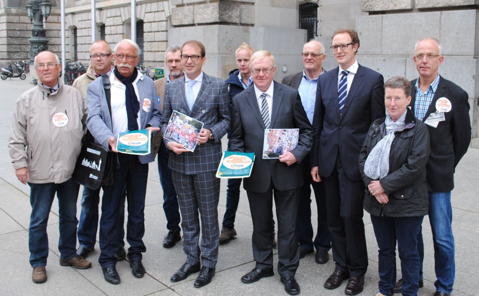 Verkehrsminister Dobrindt und Reinhold Sendker trafen die Vertreter der Bürgerinitiative vor dem Reichstag.