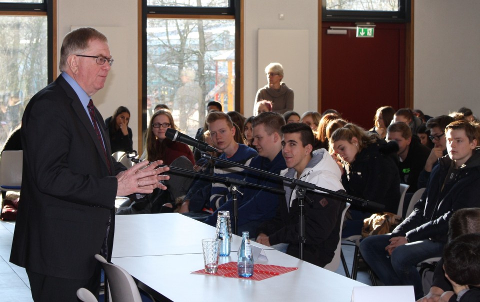 Reinhold Sendker MdB mit Schülerinnen und Schülern der Josef-Annegarn-Schule