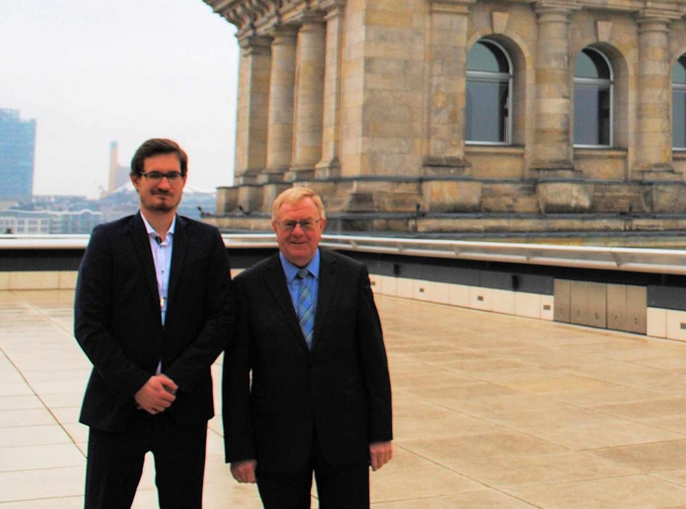 Hannes Mühlenbrock und Reinhold Sendker auf der Dachterrasse des Reichstages.