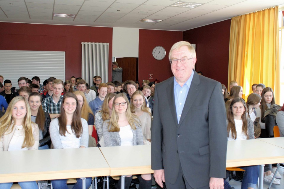 Reinhold Sendker im Gespräch mit den Schülerinnen und Schülern des Kopernikus-Gymnasiums Neubeckum