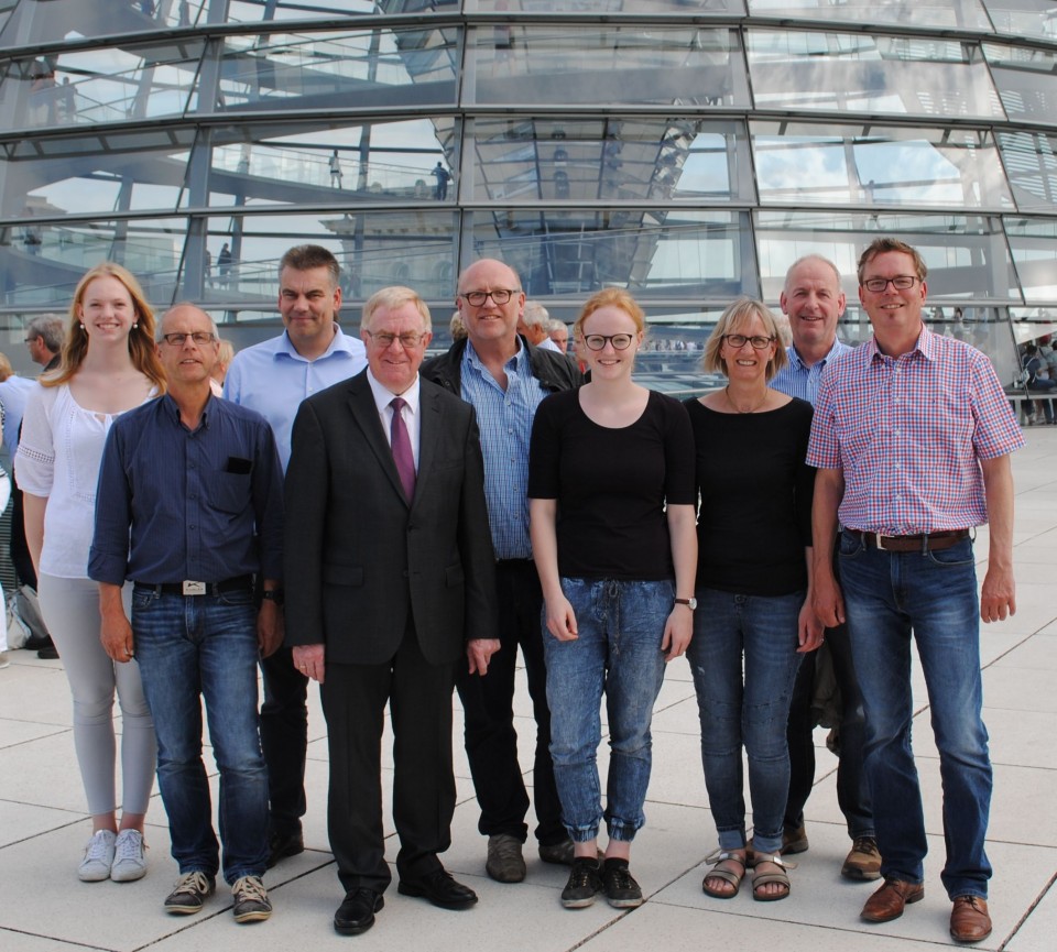 Reinhold Sendker mit den Gästen aus Freckenhorst auf dem Dach des Reichstages.