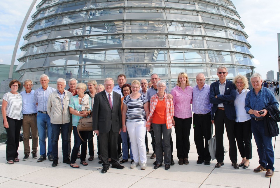 Reinhold Sendker mit den Besuchern aus dem Kreis Warendorf auf dem Dach des Reichstages.