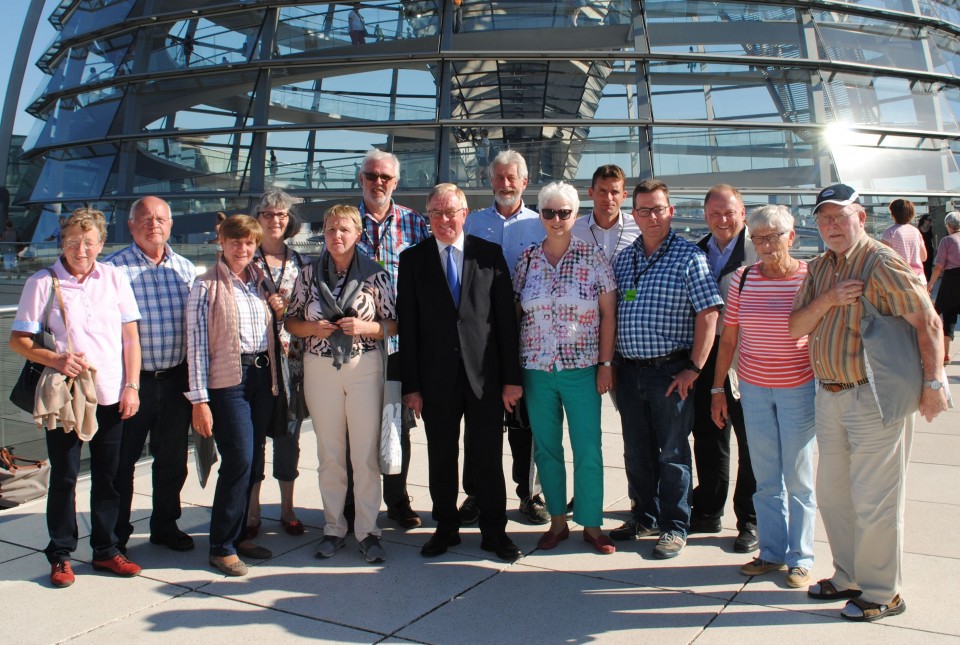 Reinhold Sendker mit den Gästen aus dem Kreis Warendorf auf der Dachterrasse des Reichstages.