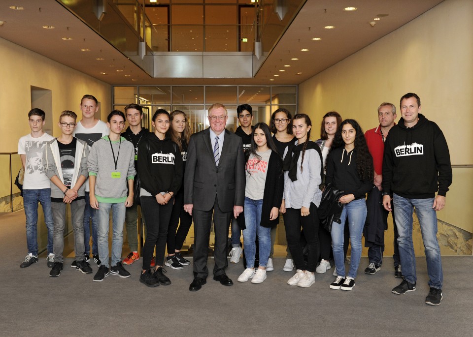 Reinhold Sendker mit den Schülern aus Ahlen im Reichstagsgebäude.