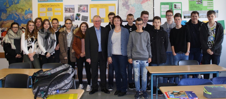 Reinhold Sendker mit den Schülern der Hauptschule Sassenberg.