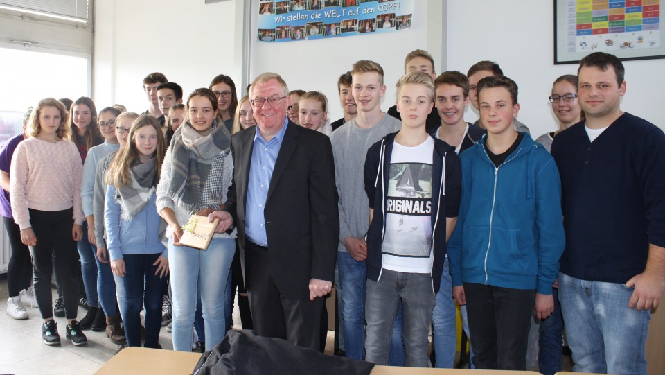 Reinhold Sendker mit den Schülern der Bischöflichen Realschule Warendorf.