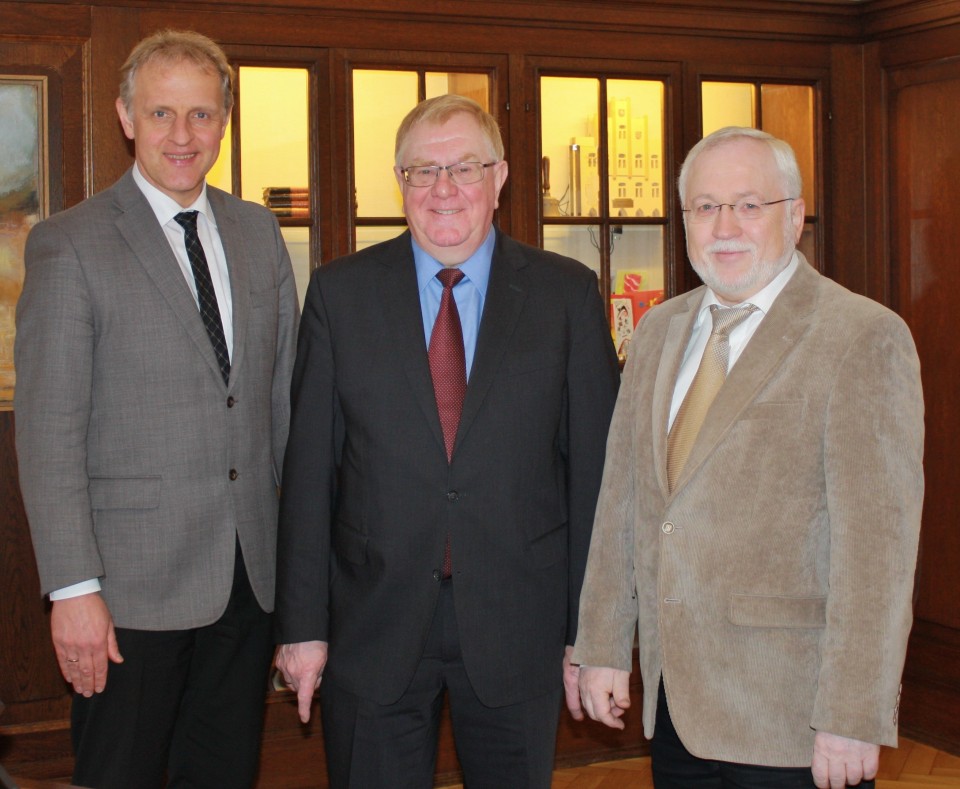 Bürgermeister Dr. Karl-Uwe Strothmann (links) mit Reinhold Sendker MdB und Rudolf Goriss (rechts)