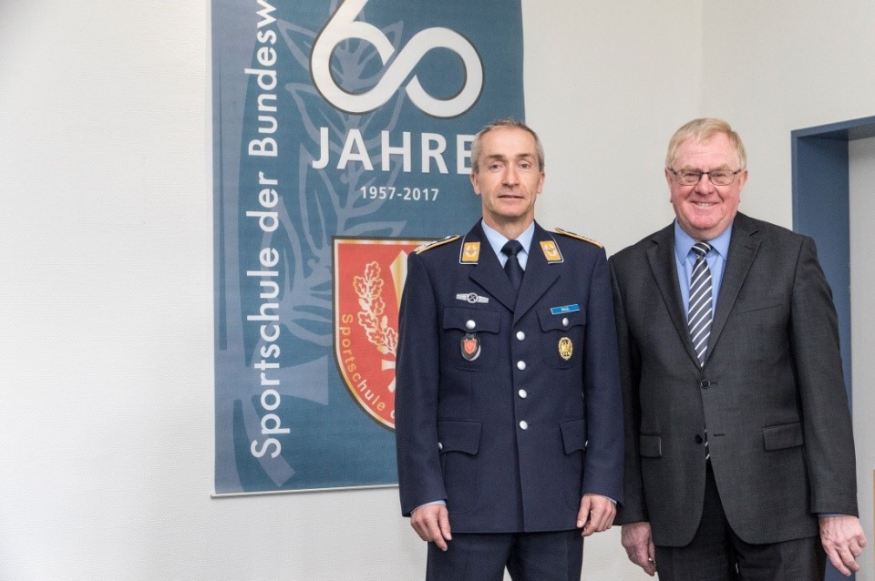 Reinhold Sendker MdB und Oberst Michael Maul in der Bundeswehrsportschule.
