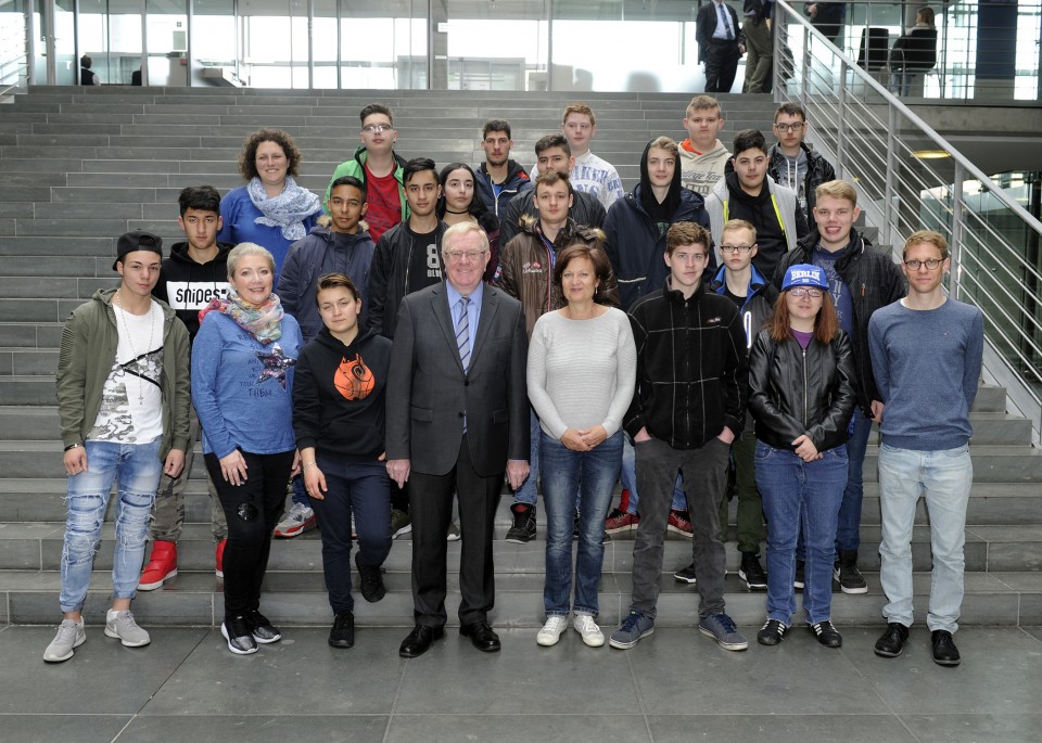 Reinhold Sendker mit den Gästen aus Beckum im Deutschen Bundestag.