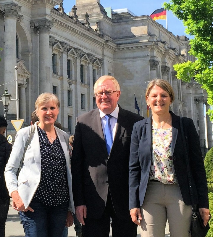 Reinhold Sendker mit Susanne Pues und Luise Richard vor dem Reichstag.