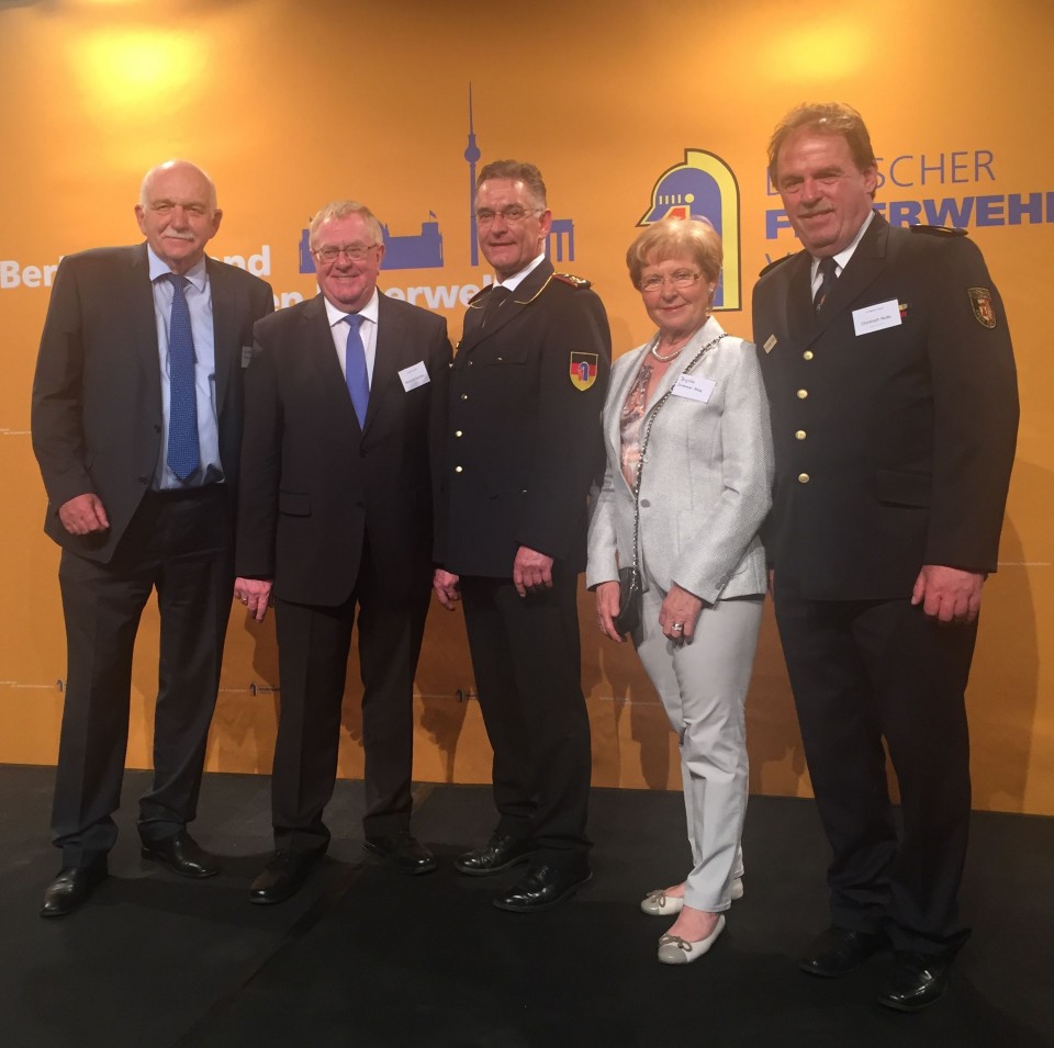 (v.l.) Bernhard Schemmer MdL, Reinhold Sendker MdB, den Präsidenten des Deutschen Feuerwehrverbandes e.V. (DFV) Hartmut Ziebs, Brigitte Schemmer und Kreisbrandmeister Christoph Nolte.