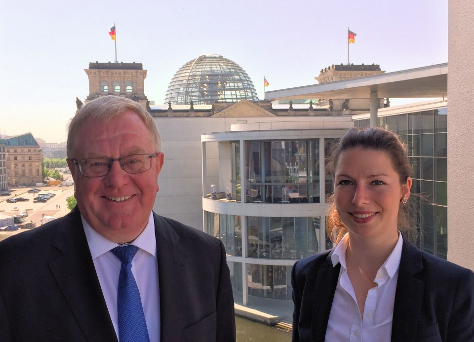 Reinhold Sendker MdB mit Anna-Sophie Röller vor dem Berliner Reichstag