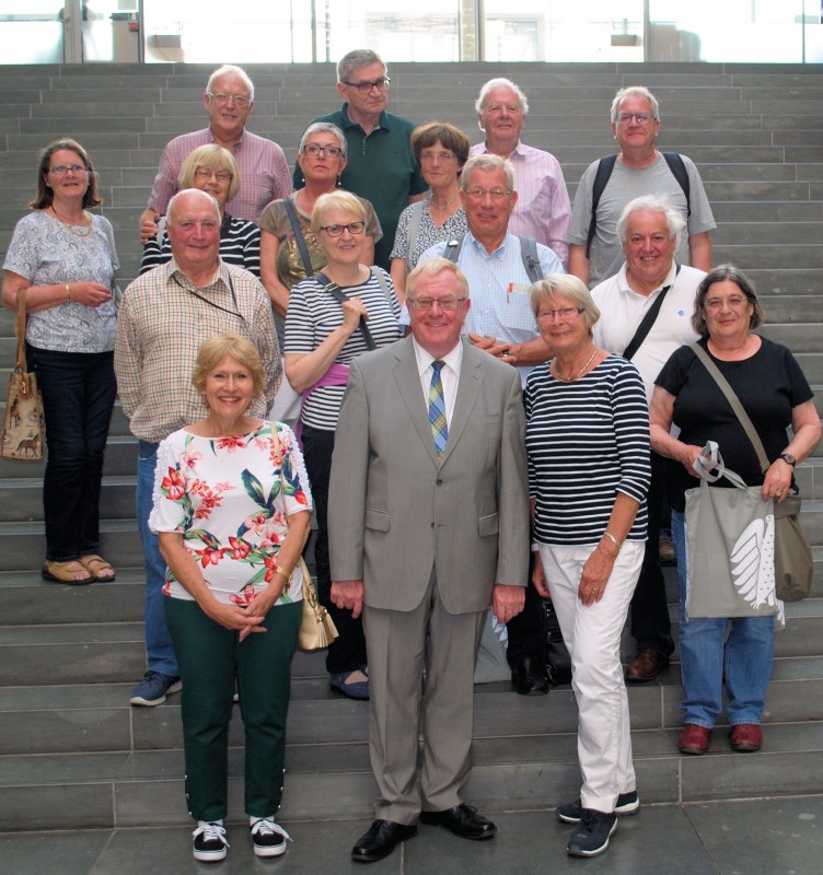 Reinhold Sendker MdB mit seinen Gästen aus Warendorf und Petersfield im Paul-Löbe-Haus des Deutschen Bundestages 