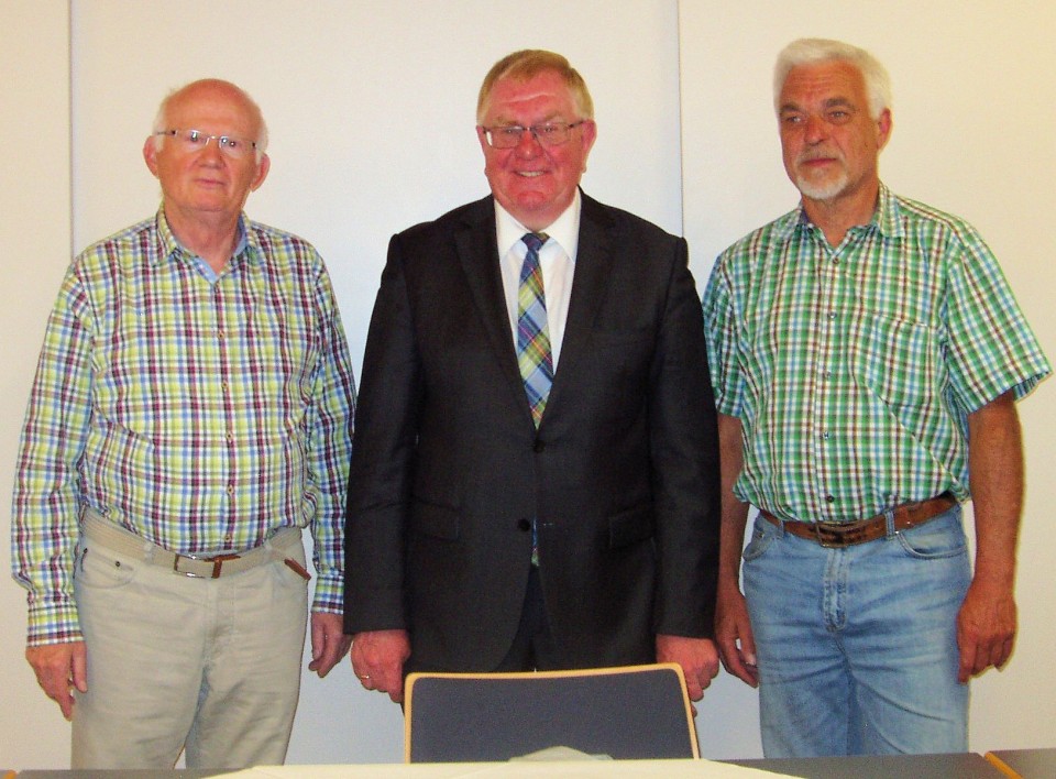 Das Foto zeigt von links den KAB-Vorsitzenden Peter Schoblick, den heimischen Bundestagsabgeordneten Reinhold Sendker und den Stadtverbandsvorsitzenden Wolfgang Funke.