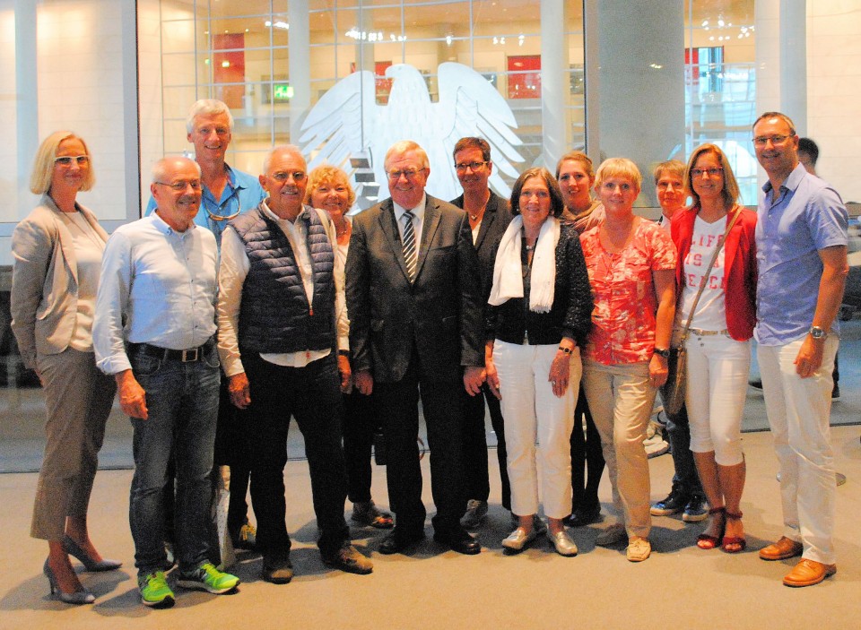 Reinhold Sendker MdB mit den Mitgliedern des Kreissportbundes vor dem Plenarsaal im Reichstag