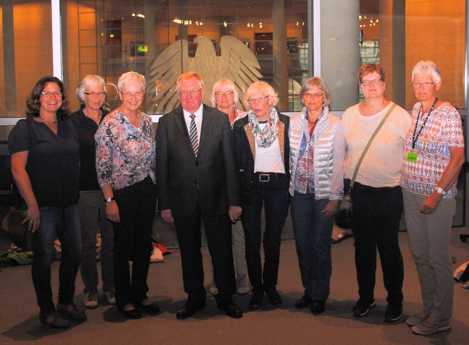 Die Katholische Frauengemeinschaft Enniger gemeinsam mit Reinhold Sendker MdB vor dem Plenarsaal im Deutschen Bundestag
