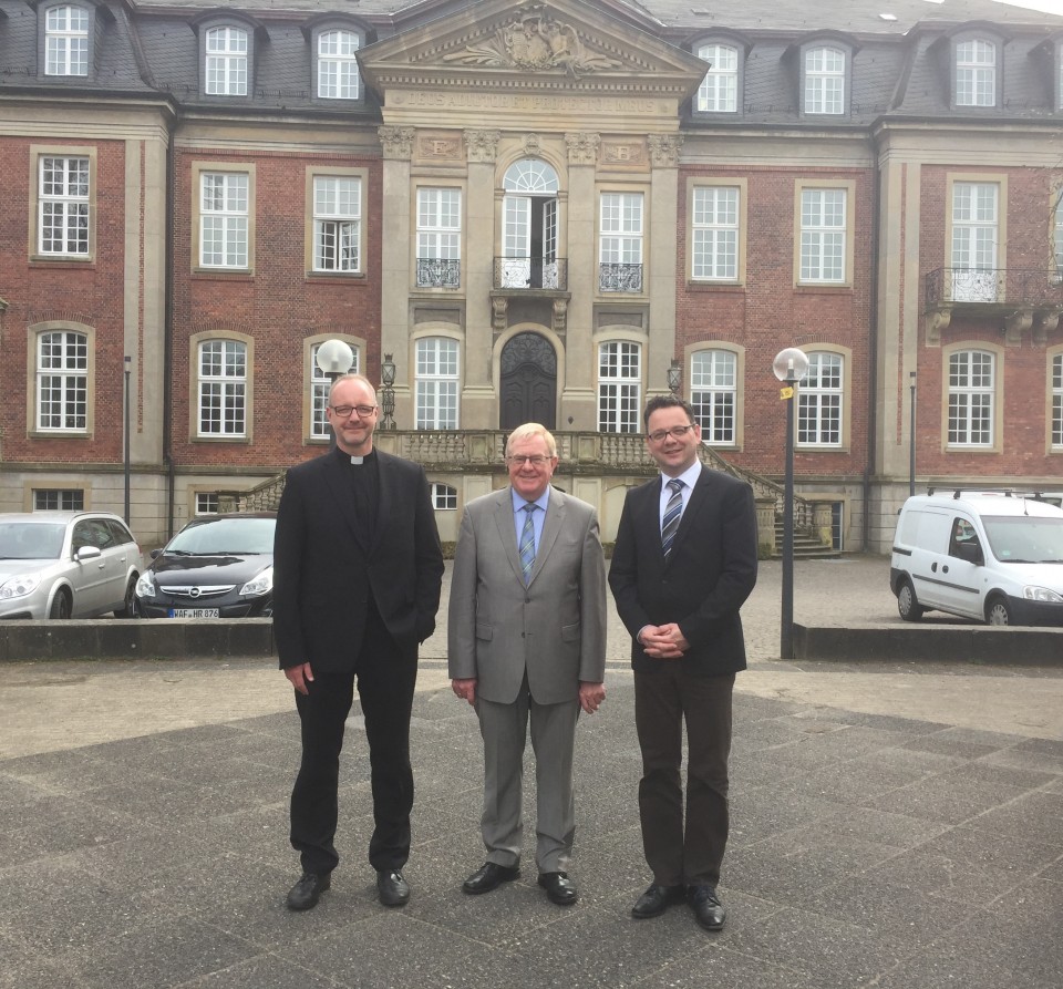 Reinhold Sendker (Mitte) mit Dr. Jochen Reidegeld (links) und Dr. Oliver Niedostadek vor dem Loburger Internat