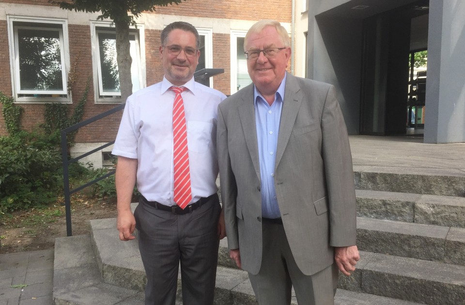 Reinhold Sendker MdB und Bürgermeister Axel Linke vor dem Warendorfer Rathaus.