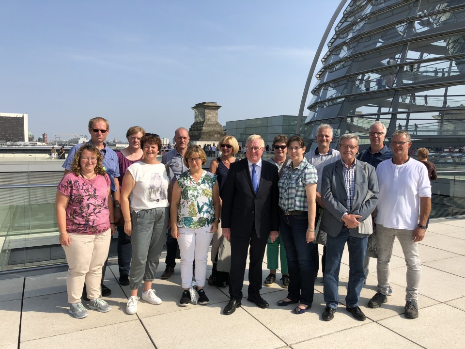 Reinhold Sendker mit seinen Gästen aus dem Kreis Warendorf vor der Reichstagskuppel