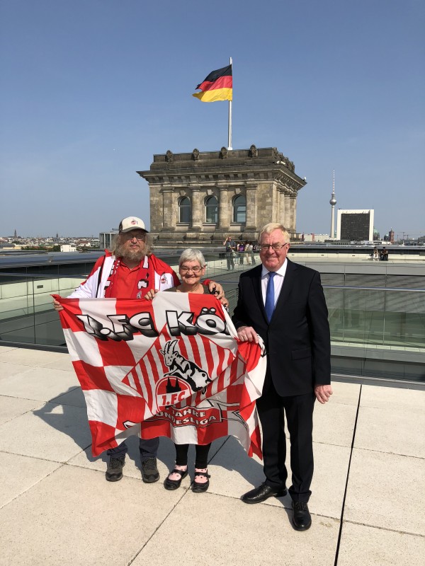 Reinhold Sendker mit Astrid und Sigried Darga auf dem Dach des Reichstages.