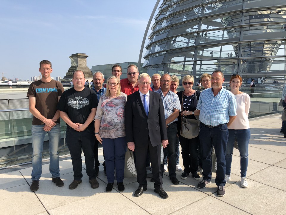 Reinhold Sendker mit den Gästen aus Sassenberg auf dem Dach des Reichstages.