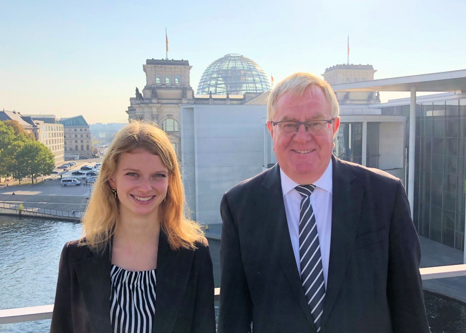 Reinhold Sendker und Maike Holtstiege vor dem Reichstag in Berlin.
